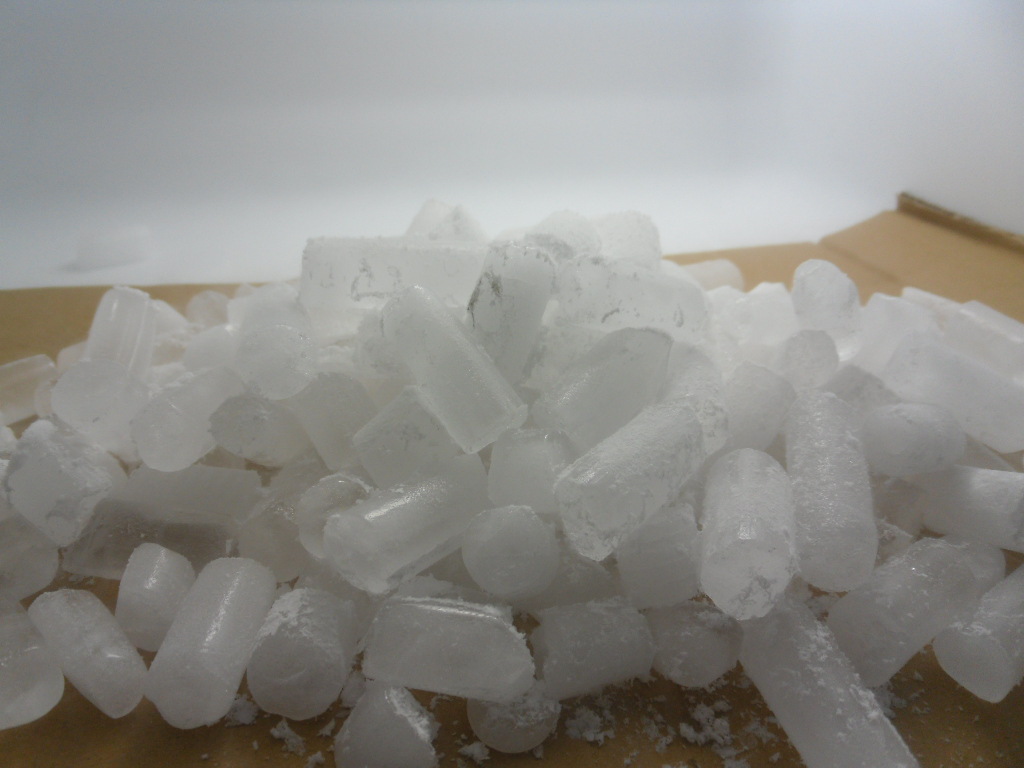 廠家新生產(chǎn)出來的干冰實拍展示